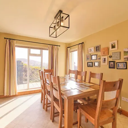 4 Bedroom House By Travel Lets Self Catering Near ロスナウラー
