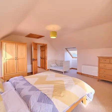 4 Bedroom House By Travel Lets Self Catering Near *